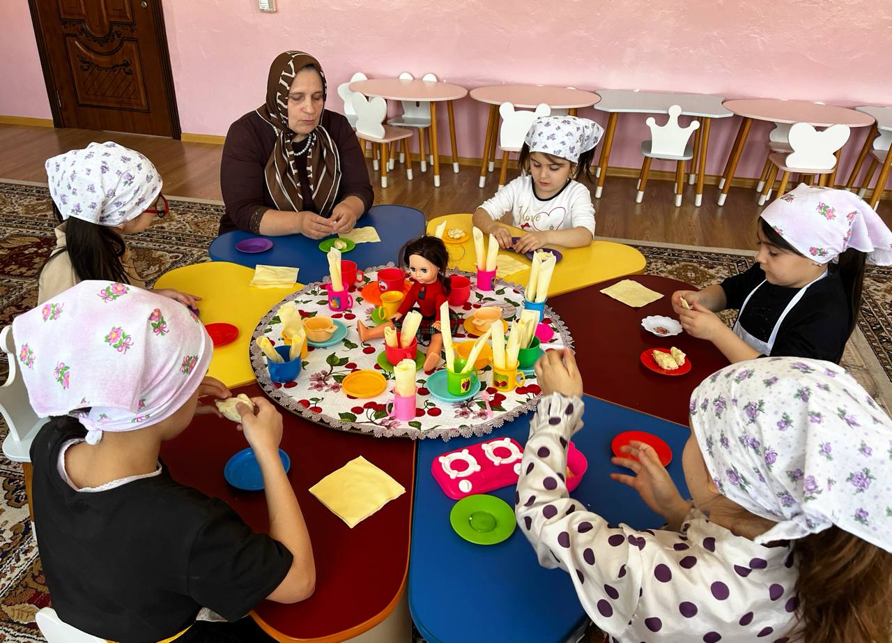 Групповое занятие по лепке из соленого теста для детей с ОВЗ