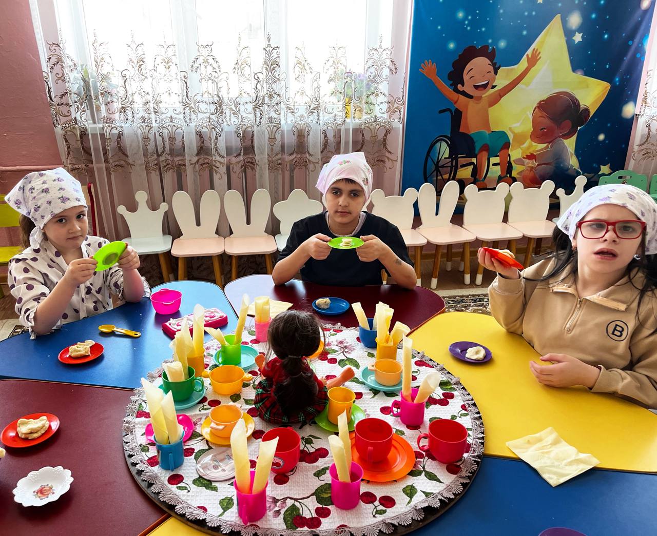 Групповое занятие по лепке из соленого теста для детей с ОВЗ