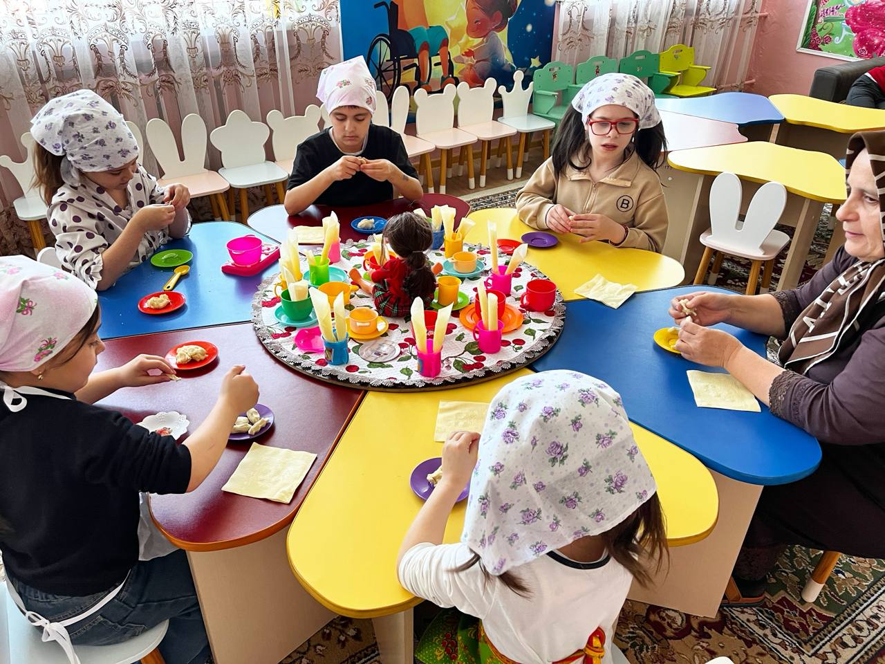 Групповое занятие по лепке из соленого теста для детей с ОВЗ